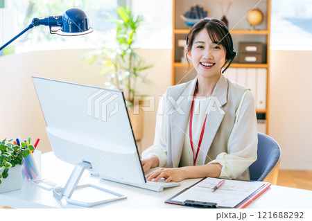 オフィスで働く女性のオペレーター 121688292