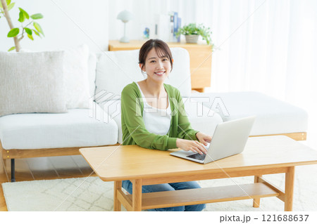 自宅でノートパソコンを操作する若い女性 121688637