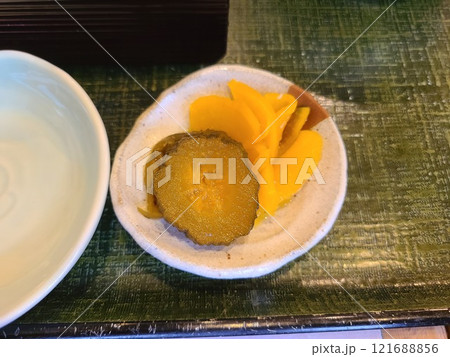 昔ながらのきゅうりの漬物とたくあん 121688856
