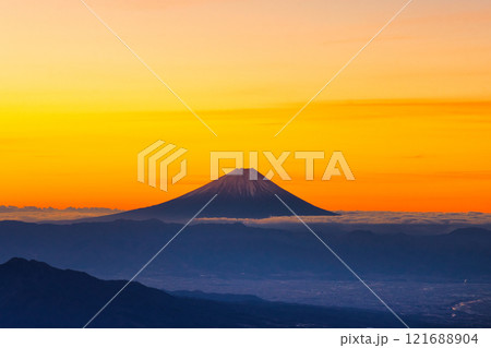 朝焼けの富士山 121688904