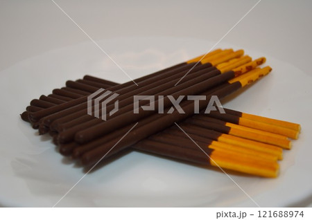 ポッキーと白い皿 121688974