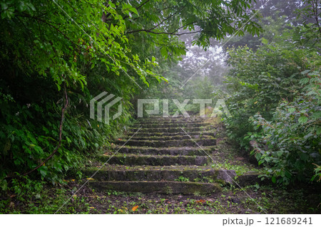 霧のかかる人気のない山道階段 121689241