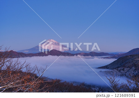 【神奈川県】降雪した箱根から芦ノ湖の雲海と富士山 夜明け 【神奈川県】降雪した箱根から芦ノ湖の雲海と富士山 夜明け 121689391
