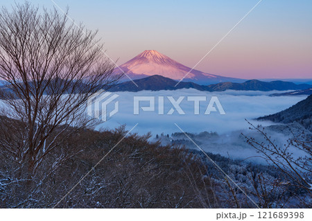 【神奈川県】降雪した箱根から芦ノ湖の雲海と富士山　夜明け 121689398