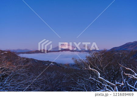 【神奈川県】降雪した箱根から芦ノ湖の雲海と富士山　夜明け前 121689469