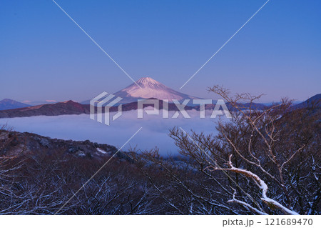 【神奈川県】降雪した箱根から芦ノ湖の雲海と富士山　夜明け前 121689470
