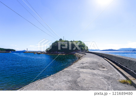 与島港沖の小島（鍋島）の頂上に建つ鍋島灯台（香川県坂出市与島町） 121689480