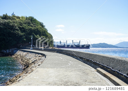 与島港沖の小島(鍋島)の頂上に建つ鍋島灯台(香川県坂出市与島町) 与島港沖の小島(鍋島)の頂上に建つ鍋島灯台(香川県坂出市与島町) 121689481