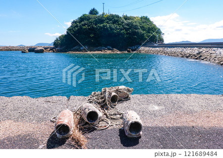 与島港沖の小島（鍋島）の頂上に建つ鍋島灯台（香川県坂出市与島町） 121689484