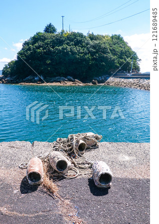 与島港沖の小島（鍋島）の頂上に建つ鍋島灯台（香川県坂出市与島町） 121689485