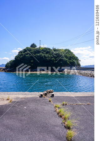 与島港沖の小島（鍋島）の頂上に建つ鍋島灯台（香川県坂出市与島町） 121689486