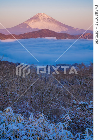 【神奈川県】降雪した箱根から芦ノ湖の雲海と富士山 夜明け 【神奈川県】降雪した箱根から芦ノ湖の雲海と富士山 夜明け 121689543