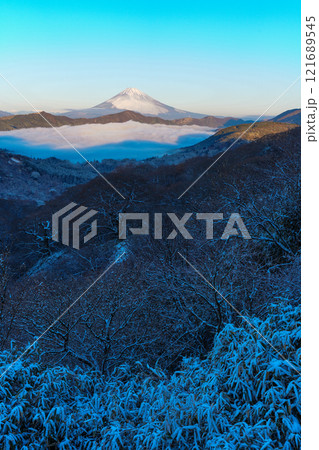 【神奈川県】降雪した箱根から芦ノ湖の雲海と富士山 夜明け 【神奈川県】降雪した箱根から芦ノ湖の雲海と富士山 夜明け 121689545
