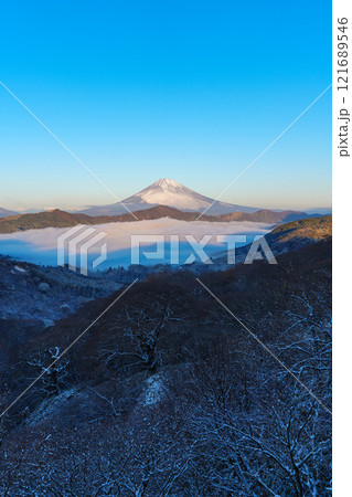 【神奈川県】降雪した箱根から芦ノ湖の雲海と富士山 夜明け 【神奈川県】降雪した箱根から芦ノ湖の雲海と富士山 夜明け 121689546