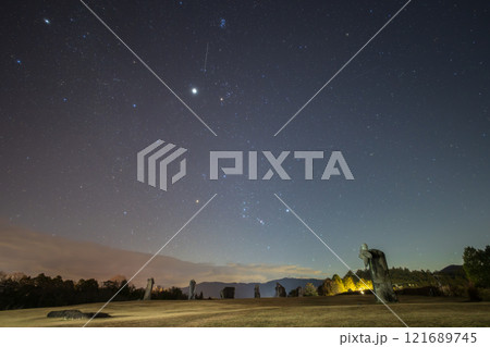 日本の岡山県高梁市の真冬の美しい星空 日本の岡山県高梁市の真冬の美しい星空 121689745