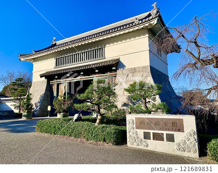 青空と門松に彩られた岡崎城大手門と「岡崎城公園」に改名された石銘板〈岡崎城公園/愛知県岡崎市〉 青空と門松に彩られた岡崎城大手門と「岡崎城公園」に改名された石銘板〈岡崎城公園/愛知県岡崎市〉 121689831