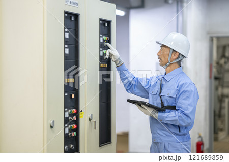 電気設備の点検をする作業員の横顔 ビルメンテナンススタッフ イメージ 電気設備の点検をする作業員の横顔 ビルメンテナンススタッフ イメージ 121689859