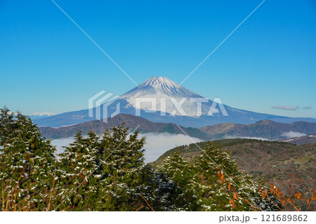【神奈川県】降雪した箱根大観山展望台から眺める芦ノ湖雲海と富士山　早朝 121689862
