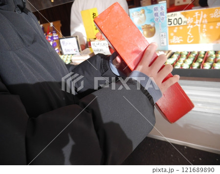 おみくじをする男性(手元アップ) 121689890