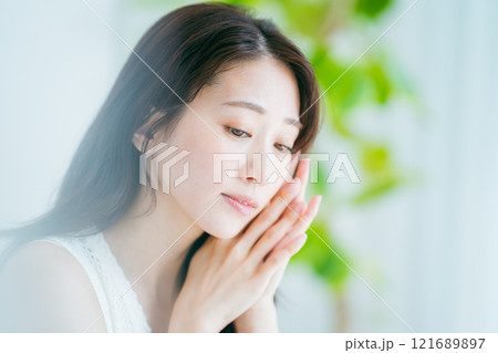 若い女性の美容イメージ 若い女性の美容イメージ 121689897