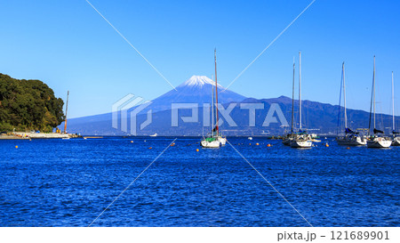 駿河湾越しの駿河港と駿河海岸と富士山 121689901