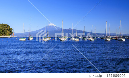 駿河湾越しの駿河港と駿河海岸と富士山 121689903