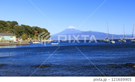 駿河湾越しの駿河港と駿河海岸と富士山 駿河湾越しの駿河港と駿河海岸と富士山 121689905