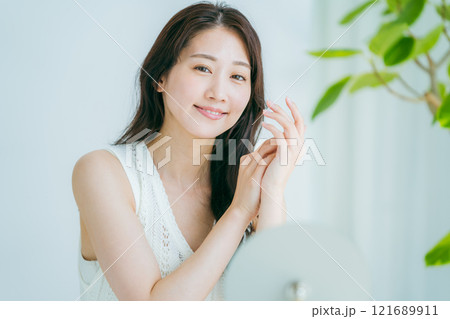 若い女性の美容イメージ 若い女性の美容イメージ 121689911
