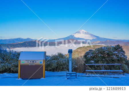 【神奈川県】降雪した箱根大観山展望台から眺める芦ノ湖雲海と富士山　早朝 121689913