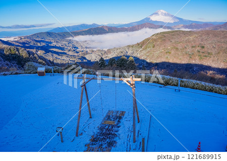 【神奈川県】降雪した箱根大観山展望台から眺める芦ノ湖雲海と富士山 早朝 【神奈川県】降雪した箱根大観山展望台から眺める芦ノ湖雲海と富士山 早朝 121689915