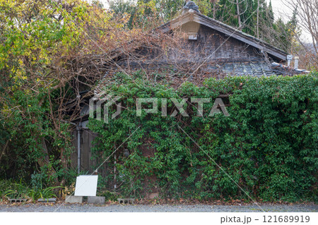 日本の岡山県玉野市八浜の古くて美しい建物 日本の岡山県玉野市八浜の古くて美しい建物 121689919