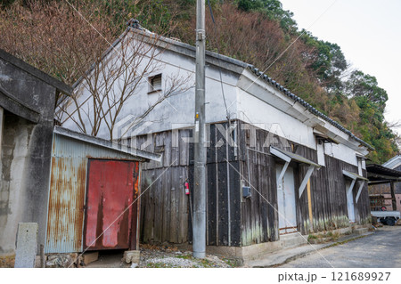 日本の岡山県玉野市八浜の古くて美しい建物 日本の岡山県玉野市八浜の古くて美しい建物 121689927