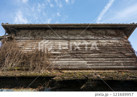日本の岡山県玉野市八浜の古くて美しい建物 日本の岡山県玉野市八浜の古くて美しい建物 121689957