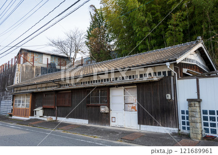日本の岡山県玉野市八浜の古くて美しい建物 121689961
