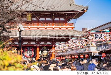 浅草寺　宝蔵門と仲見世　※一部ソフトフォーカス 121690170