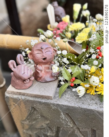 花手水と小さなうさぎとお地蔵さん 121690178
