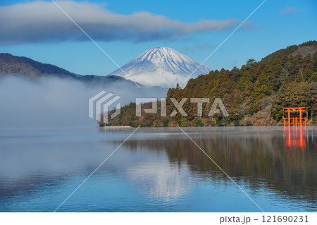 【神奈川県】元箱根の湖畔から望む富士山 【神奈川県】元箱根の湖畔から望む富士山 121690231