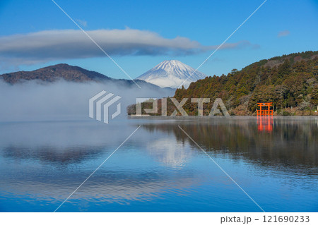 【神奈川県】元箱根の湖畔から望む富士山 【神奈川県】元箱根の湖畔から望む富士山 121690233