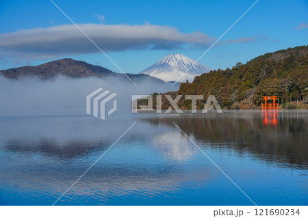 【神奈川県】元箱根の湖畔から望む富士山 121690234