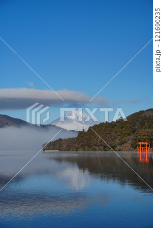 【神奈川県】元箱根の湖畔から望む富士山 【神奈川県】元箱根の湖畔から望む富士山 121690235