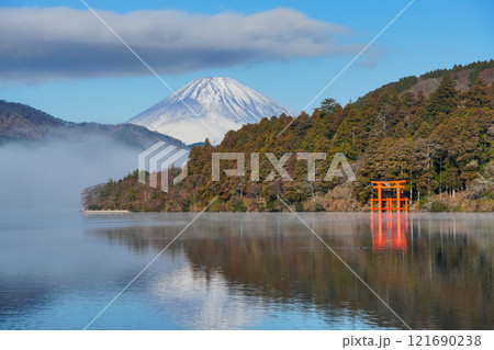 【神奈川県】元箱根の湖畔から望む富士山 【神奈川県】元箱根の湖畔から望む富士山 121690238