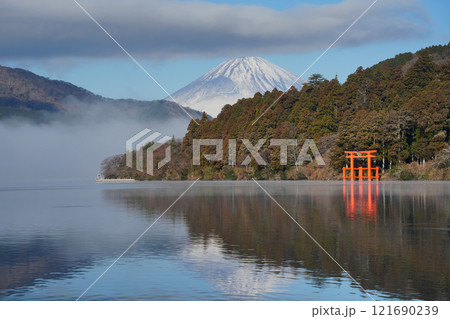 【神奈川県】元箱根の湖畔から望む富士山 121690239