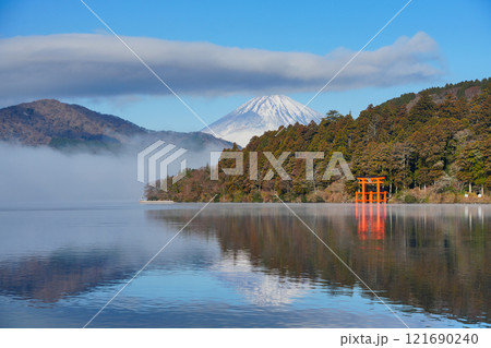 【神奈川県】元箱根の湖畔から望む富士山 【神奈川県】元箱根の湖畔から望む富士山 121690240