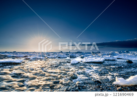 夕日に照らされた流氷が押し寄せる、知床の海岸 夕日に照らされた流氷が押し寄せる、知床の海岸 121690469