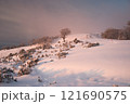 朝焼けの冬登山 121690575