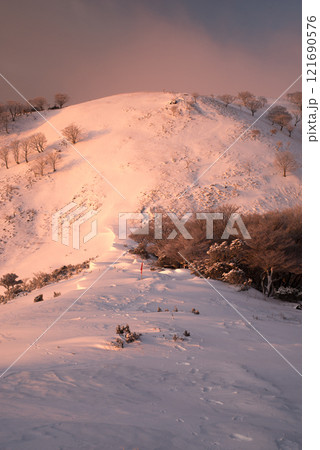 朝焼けの登山道 121690576