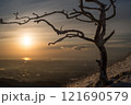 冬の夕暮れに染まる樹氷と山並み 121690579