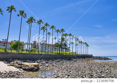 【神奈川県】干潮時の和賀江島と逗子マリーナ 121690706