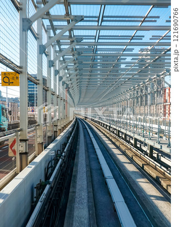 新交通ゆりかもめ線の車上からレインボーブリッジ 新交通ゆりかもめ線の車上からレインボーブリッジ 121690766