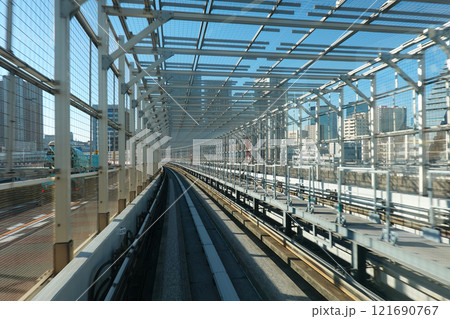 新交通ゆりかもめ線の車上からレインボーブリッジ 121690767